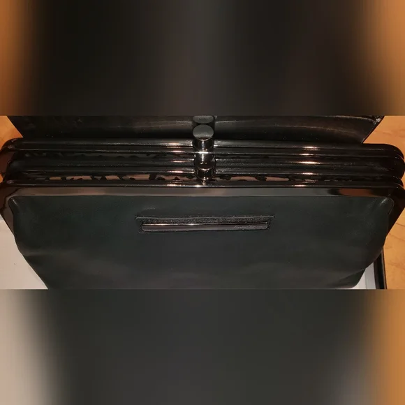 Kenneth Cole Black lambskin Leather Double kiss lock magnet multiple slits purse - Picture 13 of 14